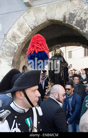 Cocullo, Italia. Il 1 maggio, 2015. Ogni anno a Cocullo (Abruzzo, Italia) si tiene un festival unico in onoour di san Domenico, protettore da Snake bite. La tradizione è antica come l essere umano sulla terra perché snake rappresentano il collegamento tra uman vita e la madre terra. I serpenti nella foto sono 'quattro rivestita snake' (Elaphe quatuorlineata). Serpari (questo è il nome del popolo che vive di suoneria serpente) è il solo le persone in Europa con il permesso di caccia e detenere serpenti, che verrà liberato i giorni dopo il festival Credito: Francesco Gustincich/Alamy Live News Foto Stock