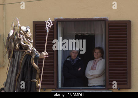 Cocullo, Italia. Il 1 maggio, 2015. Ogni anno a Cocullo (Abruzzo, Italia) si tiene un festival unico in onoour di san Domenico, protettore da Snake bite. La tradizione è antica come l essere umano sulla terra perché snake rappresentano il collegamento tra uman vita e la madre terra. I serpenti nella foto sono 'quattro rivestita snake' (Elaphe quatuorlineata). Serpari (questo è il nome del popolo che vive di suoneria serpente) è il solo le persone in Europa con il permesso di caccia e detenere serpenti, che verrà liberato i giorni dopo il festival Credito: Francesco Gustincich/Alamy Live News Foto Stock