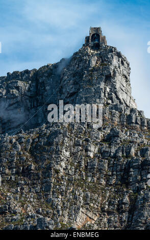 La cabinovia di Table Mountain con stazione di nuvole drammatico Foto Stock