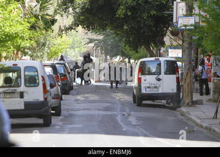 Atene, Grecia. 01 Maggio, 2015. Anarchico manifestanti sono riuniti attorno a un ardente street barricade. L'anarchico giorno di maggio hanno marciato girato violento in Atene, quando i manifestanti hanno eretto la masterizzazione street barricate e hanno lanciato sassi e Molotov cocktail presso la polizia e premere. © Michal Debets/Pacific Press/Alamy Live News Foto Stock