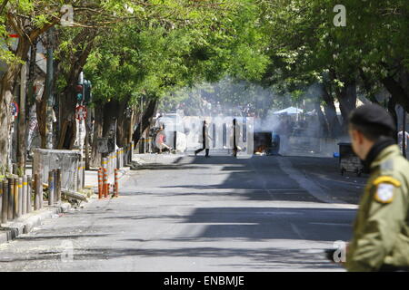 Atene, Grecia. 01 Maggio, 2015. Un funzionario di polizia orologi gli anarchici da una distanza. L'anarchico giorno di maggio hanno marciato girato violento in Atene, quando i manifestanti hanno eretto la masterizzazione street barricate e hanno lanciato sassi e Molotov cocktail presso la polizia e premere. © Michal Debets/Pacific Press/Alamy Live News Foto Stock