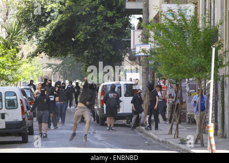 Atene, Grecia. 01 Maggio, 2015. Anarchico manifestanti si spostano verso la polizia in attesa e premere il tasto . L'anarchico giorno di maggio hanno marciato girato violento in Atene, quando i manifestanti hanno eretto la masterizzazione street barricate e hanno lanciato sassi e Molotov cocktail presso la polizia e premere. © Michal Debets/Pacific Press/Alamy Live News Foto Stock