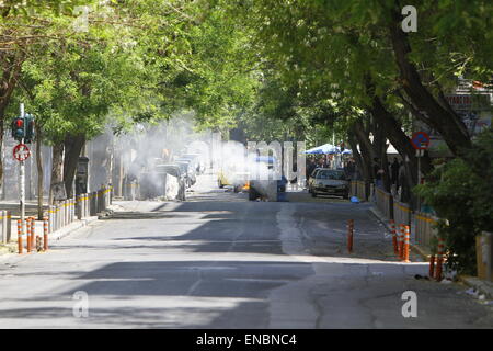 Atene, Grecia. 01 Maggio, 2015. Anarchico manifestanti sono riuniti attorno a un ardente street barricade. L'anarchico giorno di maggio hanno marciato girato violento in Atene, quando i manifestanti hanno eretto la masterizzazione street barricate e hanno lanciato sassi e Molotov cocktail presso la polizia e premere. © Michal Debets/Pacific Press/Alamy Live News Foto Stock