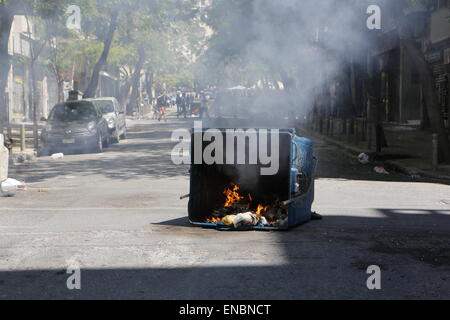 Atene, Grecia. 01 Maggio, 2015. La masterizzazione di bidoni della spazzatura sono utilizzati come strada barricate in Exarchia. L'anarchico giorno di maggio hanno marciato girato violento in Atene, quando i manifestanti hanno eretto la masterizzazione street barricate e hanno lanciato sassi e Molotov cocktail presso la polizia e premere. © Michal Debets/Pacific Press/Alamy Live News Foto Stock