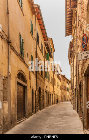 Nessun segno di parcheggio al di sopra di vuoto, strette, mattone ardesia street in Arezzo, Italia Foto Stock