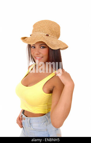 Una foto ritratto di una giovane donna che indossa un giallo t-shirt e un cappello di paglia, isolato permanente per lo sfondo bianco. Foto Stock
