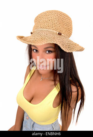 Un ritratto foto di una ragazza adolescente che indossa un giallo t-shirt e un cappello di paglia, isolato permanente per lo sfondo bianco. Foto Stock