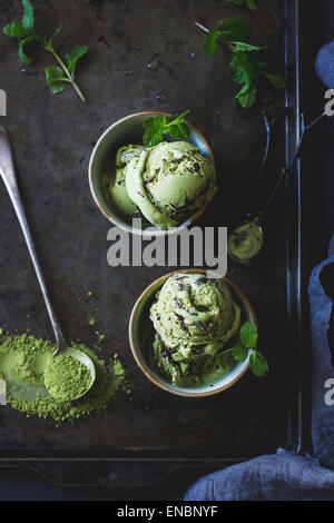 Matcha mint choc chip gelato Foto Stock