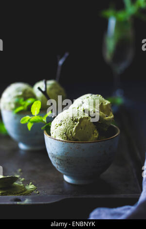 Matcha mint choc chip gelato Foto Stock