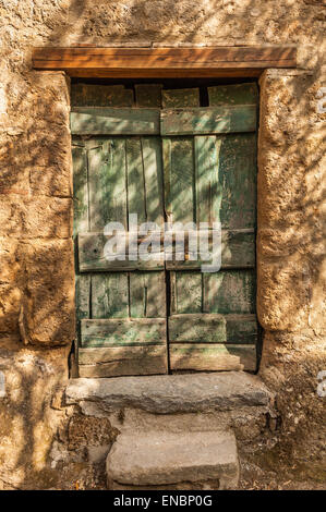 Weathered porta di legno a Civita di Bagnoregio, Italia Foto Stock