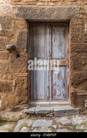 Weathered porta di legno a Civita di Bagnoregio, Italia Foto Stock