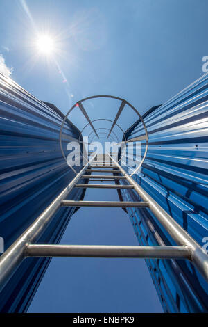 La scala di metallo andando al cielo blu Foto Stock