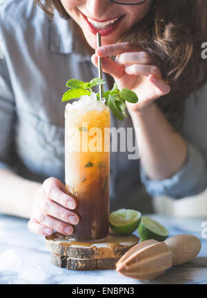 Lo zucchero di canna Mint Juleps cocktail Foto Stock