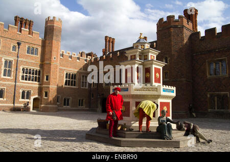 Fontana, Base corte, Hampton Court Palace, Surrey, Inghilterra Foto Stock