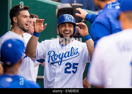 Kansas City, MO, Stati Uniti d'America. 01 Maggio, 2015. Kendrys Morales #25 dei Kansas City Royals festeggia con la squadra dopo aver segnato il terzo run per Kansas City Royals nel primo inning durante la MLB gioco tra la Detroit Tigers e il Kansas City Royals presso Kauffman Stadium di Kansas City, MO. Kyle Rivas/CSM/Alamy Live News Foto Stock