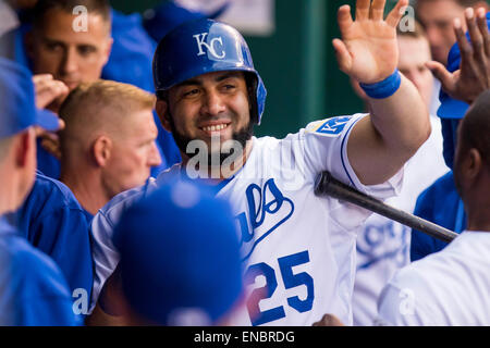 Kansas City, MO, Stati Uniti d'America. 01 Maggio, 2015. Kendrys Morales #25 dei Kansas City Royals festeggia con la squadra dopo aver segnato il terzo run per Kansas City Royals nel primo inning durante la MLB gioco tra la Detroit Tigers e il Kansas City Royals presso Kauffman Stadium di Kansas City, MO. Kyle Rivas/CSM/Alamy Live News Foto Stock