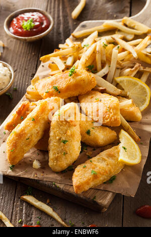 Croccante di pesce e patatine con salsa tartara Foto Stock