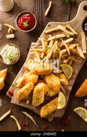 Croccante di pesce e patatine con salsa tartara Foto Stock