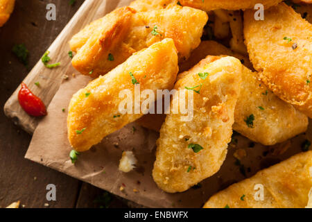 Croccante di pesce e patatine con salsa tartara Foto Stock