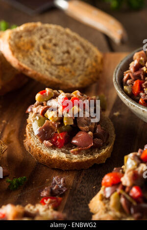 In casa mista tapenade di olive su tutto il frumento crostini Foto Stock