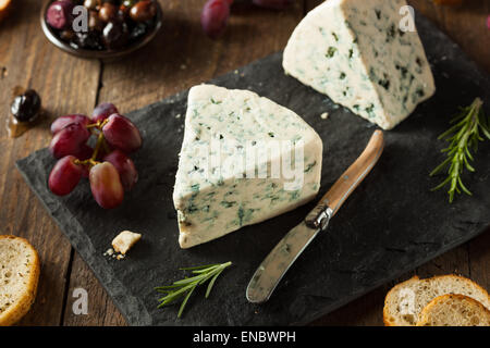 Organici di formaggio blu cuneo con olive e uva Foto Stock