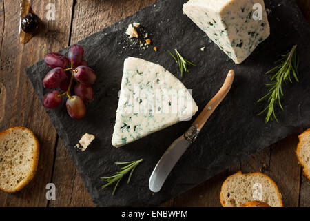 Organici di formaggio blu cuneo con olive e uva Foto Stock