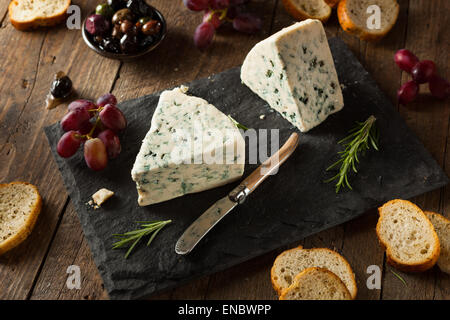 Organici di formaggio blu cuneo con olive e uva Foto Stock