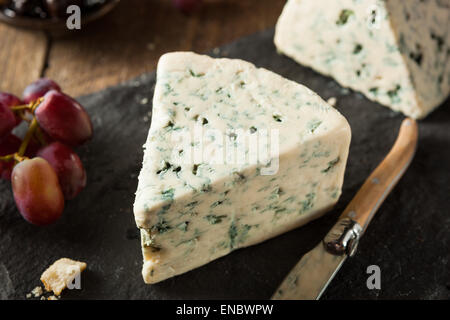 Organici di formaggio blu cuneo con olive e uva Foto Stock