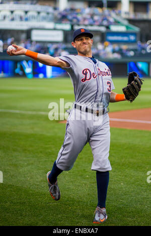 Kansas City, MO, Stati Uniti d'America. 01 Maggio, 2015. Ian Kinsler #3 dei Detroit Tigers si riscalda prima del gioco il gioco MLB tra la Detroit Tigers e il Kansas City Royals presso Kauffman Stadium di Kansas City, MO. Kyle Rivas/CSM/Alamy Live News Foto Stock