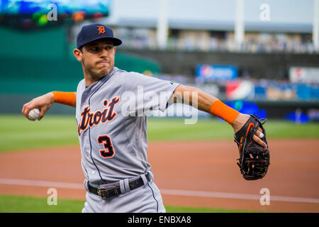 Kansas City, MO, Stati Uniti d'America. 01 Maggio, 2015. Ian Kinsler #3 dei Detroit Tigers si riscalda prima del gioco il gioco MLB tra la Detroit Tigers e il Kansas City Royals presso Kauffman Stadium di Kansas City, MO. Kyle Rivas/CSM/Alamy Live News Foto Stock