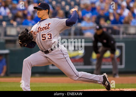 Kansas City, MO, Stati Uniti d'America. 01 Maggio, 2015. Kyle Lobstein #53 dei Detroit Tigers piazzole nel primo inning durante la MLB gioco tra la Detroit Tigers e il Kansas City Royals presso Kauffman Stadium di Kansas City, MO. Kyle Rivas/CSM/Alamy Live News Foto Stock