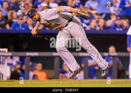 Kansas City, MO, Stati Uniti d'America. 01 Maggio, 2015. Nick Castellanos #9 dei Detroit Tigers getta al primo nel settimo inning durante la MLB gioco tra la Detroit Tigers e il Kansas City Royals presso Kauffman Stadium di Kansas City, MO. Kyle Rivas/CSM/Alamy Live News Foto Stock