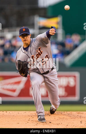 Kansas City, MO, Stati Uniti d'America. 01 Maggio, 2015. Kyle Lobstein #53 dei Detroit Tigers piazzole nel primo inning durante la MLB gioco tra la Detroit Tigers e il Kansas City Royals presso Kauffman Stadium di Kansas City, MO. Kyle Rivas/CSM/Alamy Live News Foto Stock