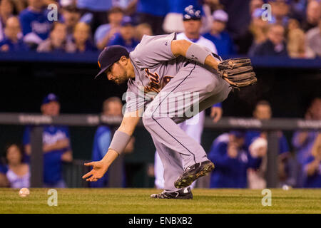 Kansas City, MO, Stati Uniti d'America. 01 Maggio, 2015. Nick Castellanos #9 dei Detroit Tigers getta al primo nel settimo inning durante la MLB gioco tra la Detroit Tigers e il Kansas City Royals presso Kauffman Stadium di Kansas City, MO. Kyle Rivas/CSM/Alamy Live News Foto Stock