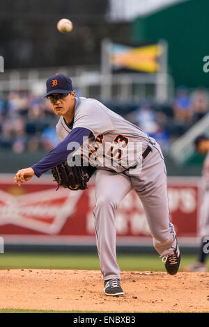 Kansas City, MO, Stati Uniti d'America. 01 Maggio, 2015. Kyle Lobstein #53 dei Detroit Tigers piazzole nel primo inning durante la MLB gioco tra la Detroit Tigers e il Kansas City Royals presso Kauffman Stadium di Kansas City, MO. Kyle Rivas/CSM/Alamy Live News Foto Stock