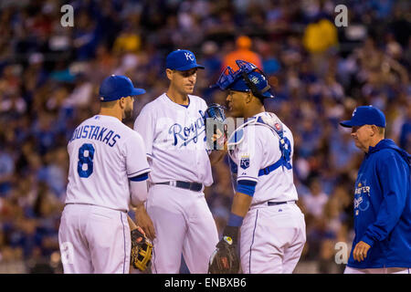 Kansas City, MO, Stati Uniti d'America. 01 Maggio, 2015. Chris giovani #32 si incontra con Mike Moustakas #8 e Salvador Perez #13 dei Kansas City Royals durante la MLB gioco tra la Detroit Tigers e il Kansas City Royals presso Kauffman Stadium di Kansas City, MO. Kyle Rivas/CSM/Alamy Live News Foto Stock