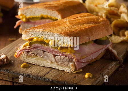 In casa tradizionale sandwich cubano con prosciutto di maiale e formaggio Foto Stock