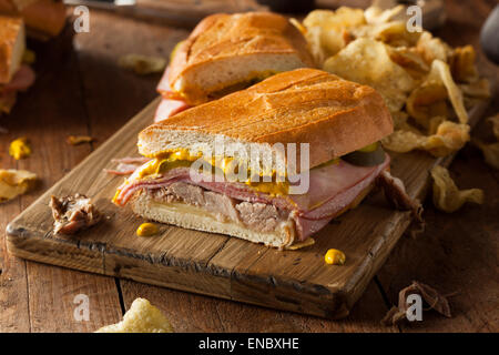 In casa tradizionale sandwich cubano con prosciutto di maiale e formaggio Foto Stock