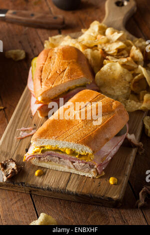 In casa tradizionale sandwich cubano con prosciutto di maiale e formaggio Foto Stock