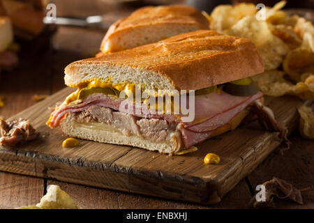 In casa tradizionale sandwich cubano con prosciutto di maiale e formaggio Foto Stock