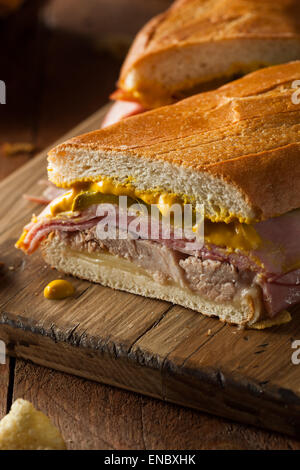 In casa tradizionale sandwich cubano con prosciutto di maiale e formaggio Foto Stock