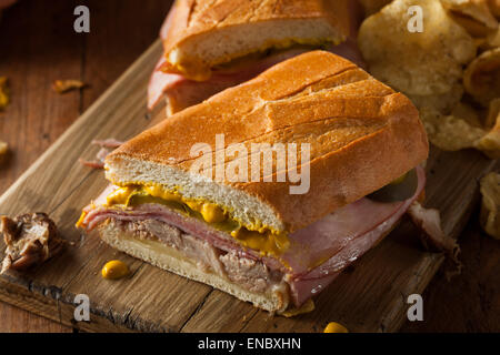 In casa tradizionale sandwich cubano con prosciutto di maiale e formaggio Foto Stock