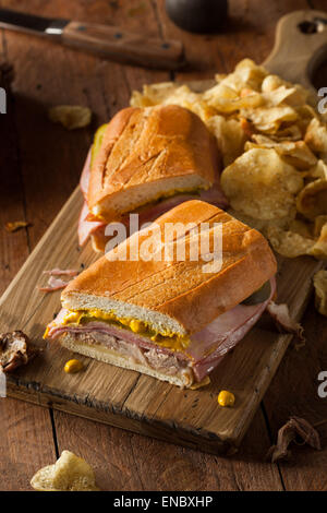 In casa tradizionale sandwich cubano con prosciutto di maiale e formaggio Foto Stock