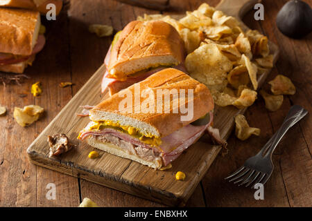 In casa tradizionale sandwich cubano con prosciutto di maiale e formaggio Foto Stock