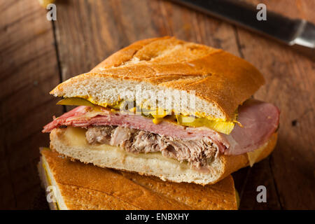 In casa tradizionale sandwich cubano con prosciutto di maiale e formaggio Foto Stock