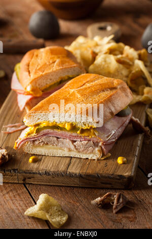 In casa tradizionale sandwich cubano con prosciutto di maiale e formaggio Foto Stock