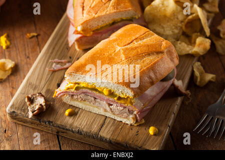 In casa tradizionale sandwich cubano con prosciutto di maiale e formaggio Foto Stock