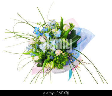 Mazzo di fiori da rose rosa, iris e altri fiori disposizione centrotavola isolati su sfondo bianco. Foto Stock