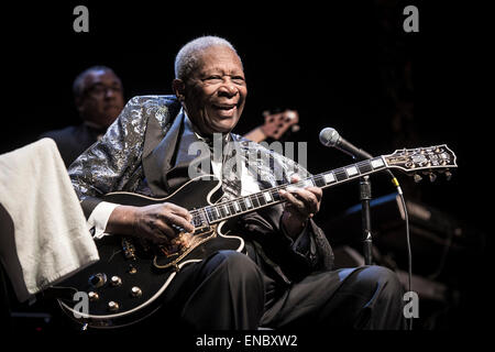 File. Il 1 maggio, 2015. Blues legend B.B. Il Re ha entrato in hospice care venerdì nella sua casa a Las Vegas. Il 89-anno-vecchio musicista postato grazie sul suo sito ufficiale per i tifosi' ben-auguri e preghiere dopo tornò a casa da una breve ospedalizzazione, detto L. Toney, King's longtime manager aziendale corrente e procura di. Nella foto: 26 Feb 2013 - California, Stati Uniti - Blues Guitar legend B.B. Il re si esibisce dal vivo al sold-out del Golden State Theatre. © Jerome Brunet/ZUMAPRESS.com/Alamy Live News Foto Stock