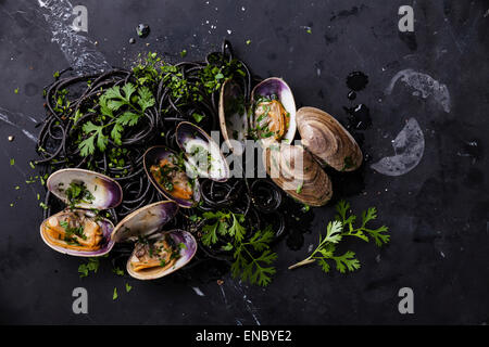 Piatti di pasta con le vongole Spaghetti vongole scuro su sfondo marmo Foto Stock